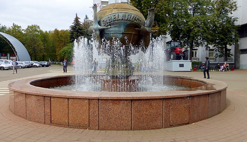 Фонтан возле центральной проходной МТЗ